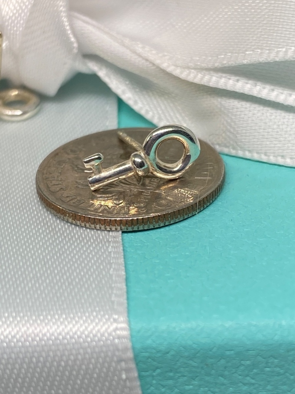 Tiffany & Co Key Earrings Sterling Silver Excellent Condition with box and pouch - Picture 3 of 5